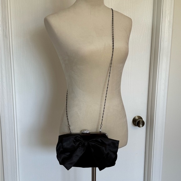 Elegant Black Velvet Clutch with Satin Bow - Picture 3 of 10